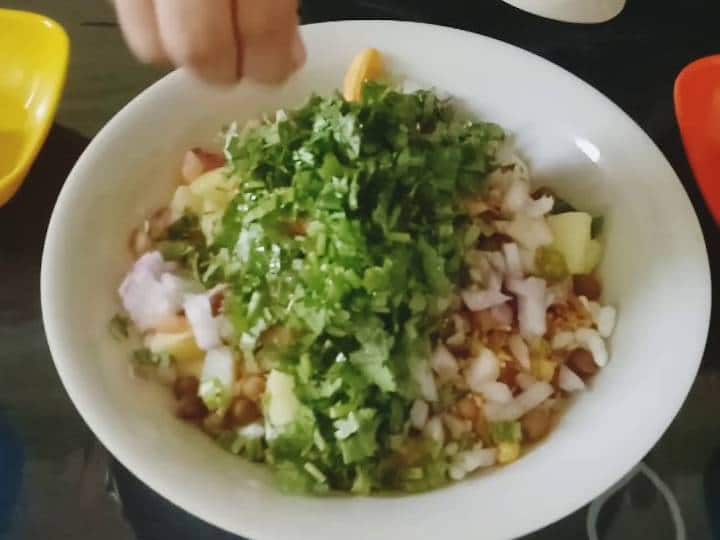 इस आसान रेसिपी को बनाने के लिए सबसे पहले सब्जियों को धोकर काट लें.