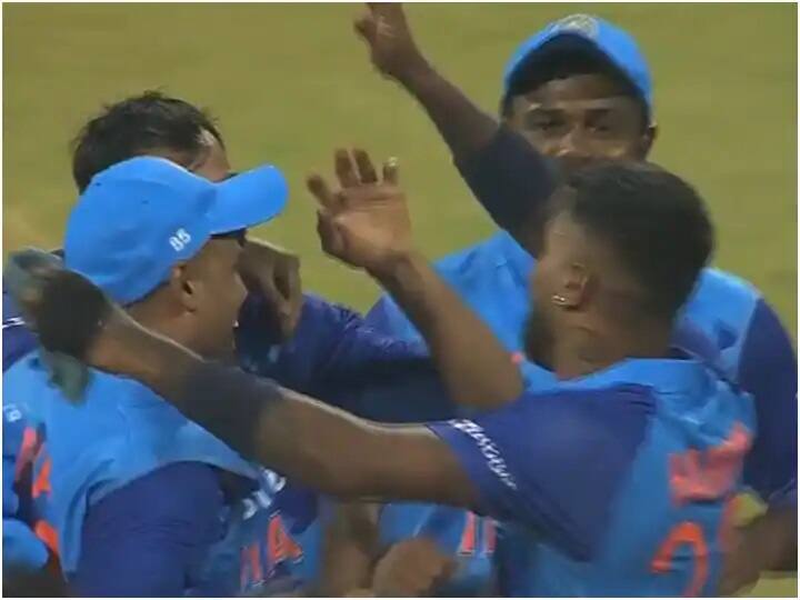 IND vs SL: Last over romance of axar patel over in india vs sri lanka 1st t20 highlights IND vs SL: છેલ્લી ઓવરનો રોમાંચ, હાર્દિકે અક્ષરને બૉલ સોંપ્યો ને પછી......... જુઓ લાસ્ટ ઓવર.....