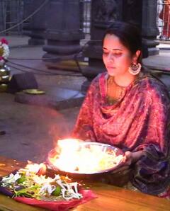 శ్రీకాళహస్తిలో యాంకర్ అనసూయ