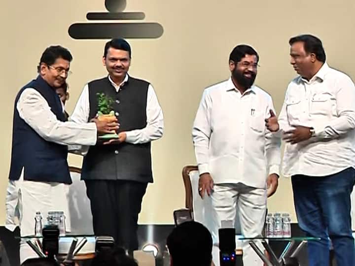 मुंबईत ‘मराठी तितुका मेळवावा’ या विश्व मराठी संमेलनाचे आयोजन करण्यात आले होते.