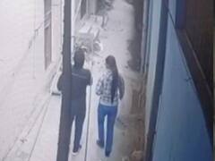 दिल्ली में ब्रेकअप करने से नाराज हुआ प्रेमी, लड़की को मारा चाकू, फिर इस तरह चढ़ा पुलिस के हत्थे