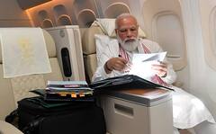 PM Modi : कधी हातात कॅमेरा, तर कधी बंदूक; 2022 वर्षात 'या' अंदाजात दिसले पंतप्रधान मोदी, पाहा व्हायरल फोटो