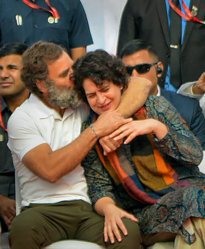 राहुल गांधी यांनी प्रियांका यांच्या गळ्यात हात घातला आणि त्यांच्या माथ्याचं चुंबन घेतलं.