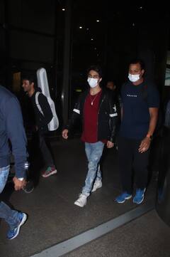 Nora Fatehi के साथ डेटिंग की खबरों के बीच एयरपोर्ट पर स्पॉट हुए Aryan Khan,फैंस को कैजुअल लुक आया पसंद