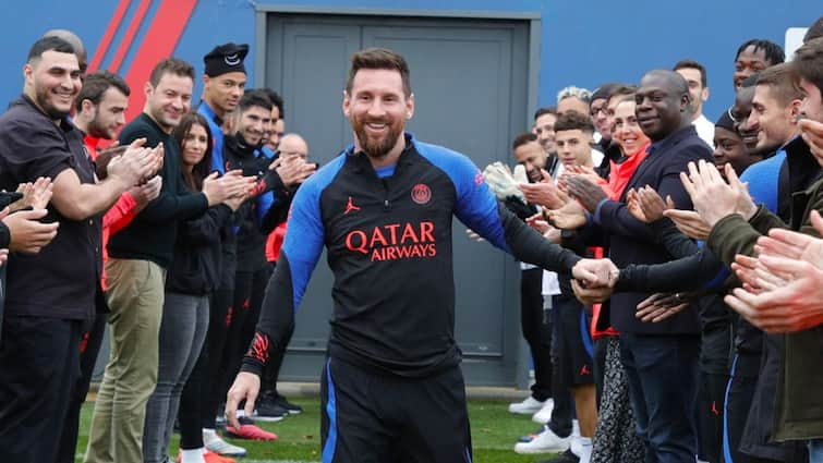 World Cup 2022 Champion Lionel Messi receives guard of honour from PSG teammates after returning to training Lionel Messi: অনুশীলনে ফিরলেন মেসি, বিশ্বচ্যাম্পিয়নকে 'গার্ড অফ অনার' পিএসজি সতীর্থদের