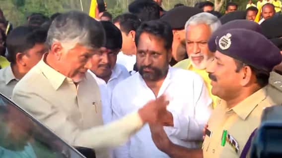 Chandrababu Angry on DSP : Kuppam Tour ఆపేందుకు వచ్చిన డీఎస్పీపై చంద్రబాబు నిప్పులు | ABP Desam