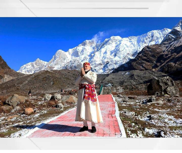 केदारनाथ धामची प्रदक्षिणा करताना पंतप्रधान नरेंद्र मोदी.