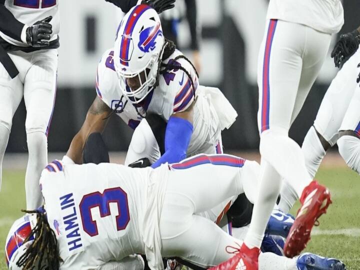 NFL 2023 Damar Hamlin collapsed after colliding with opponent during match critical condition watch video NFL 2023: डमर हैमलिन मैच में टकराने के बाद बेसुध होकर गिरे, CPR देने पर नहीं उठा खिलाड़ी तो रोने लगे साथी, देखें Video