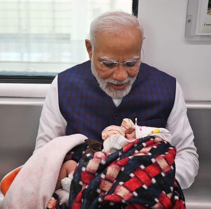 हा फोटो नागपूर मेट्रोच्या उद्घाटनाच्या वेळेचा आहे. यावेळी मोदी एका नवजात बाळाला आपल्या मांडीवर घेऊन मेट्रोने प्रवास करत आहेत.