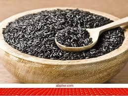 Black Rice Totke: सफेद व पीले चावल का प्रयोग पूजा-पाठ में और काले चावल का तंत्र प्रयोग में किया जाता है. शास्त्रों में काले चावल के टोटके बताए गए हैं. इससे एक नहीं बल्कि कई समस्याएं दूर होती है.