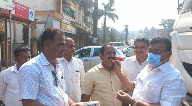 कार्यकर्त्यांनी हा ट्रक दाखवण्यासाठी भास्कर जाधव यांचं कार्यालय गाठलं होतं.