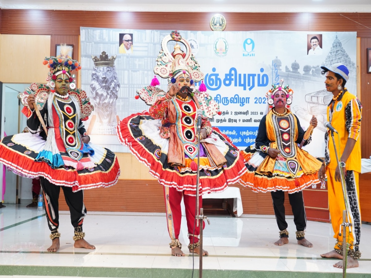 புத்தகத்தை அள்ளி சென்ற காஞ்சி மக்கள்..! 1 கோடி ரூபாய்க்கு விற்பனை.! முதல் முறையே அமோகம்..!