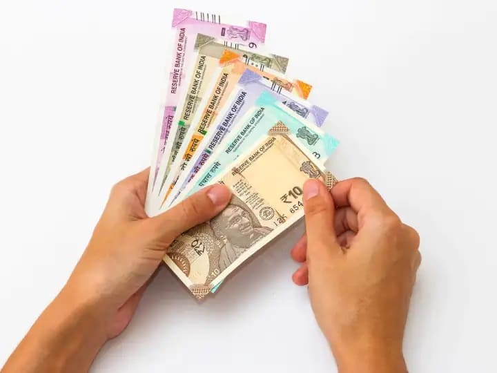 2023 वर्ष सुरु झालं आहे. नवीन वर्षा सोबतच 2022-2023 या आर्थिक वर्षाच्या शेवटच्या तिमाहीची सुरुवात झाली आहे. अशा परिस्थितीत ज्यांचा पगार टॅक्स स्लॅबमध्ये येतो, त्यांनी आपल्या कराचं नियोजन (कर बचत योजना) करावं.