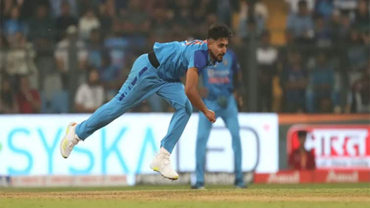 IND vs SL 1st T20: Umran Malik becomes India's fastest ever bowler in Internationals IND vs SL 1st T20: ভাঙল বুমরার রেকর্ড, প্রথম টি-টোয়েন্টিতে ১৫৫ কিমির অধিক গতিতে বল করলেন উমরন