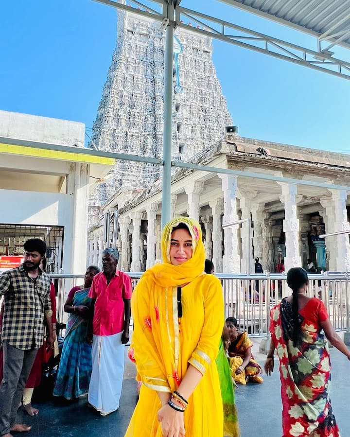 புத்தாண்டையொட்டி நடிகை மிர்னாலினி ரவி பழனி முருகன் கோயிலில் தரிசனம் செய்துள்ளார்