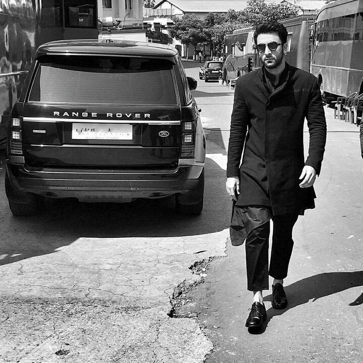 'Range Rover' कार – आपको जानकर हैरानी होगी कि बॉलीवुड में बहुत कम एक्टर्स हैं जिनके पास ये गाड़ी है और इस लिस्ट में रणबीर कपूर का नाम भी शामिल है. बता दें कि रणबीर की इस गाड़ी की कीमत 1.6 करोड़ रुपये है. जो 3.0 वी 6-सिलेंडर के इंजन के साथ आती है.