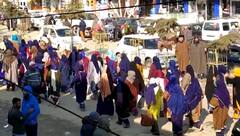 In Pics: पुण्यातील डॉक्टरच्या एका हाकेला शेकडो 'कश्मिरी महिला' एकत्र का आल्या?