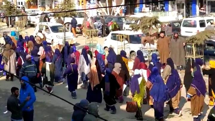 बेटी बचाओचा नारा देत हजारो काश्मिरी मुली आणि महिला कश्मिरमधील कुपवाडामधील रस्त्यावर एकत्र आल्या आहेत.