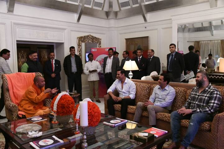 Akshay Kumar met Uttar Pradesh chief minister Yogi Adityanath in Mumbai He also urged the CM to watch the Ram Setu ANN Akshay Kumar meets CM Yogi : सीएम योगी आदित्य नाथ से मिले अक्षय कुमार, एक्टर ने मुख्यमंत्री से की 'राम सेतु' देखने की गुजारिश