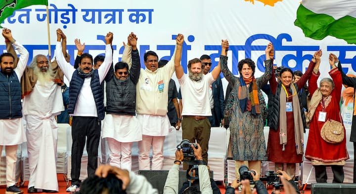 गाझियाबादमध्ये प्रवेश केल्यानंतर काँग्रेस सरचिटणीस प्रियांका गांधी वाड्रा आणि पक्षाच्या इतर अनेक नेत्यांनी राहुल गांधी आणि इतर 'भारत जोडो यात्रेचं स्वागत केलं.