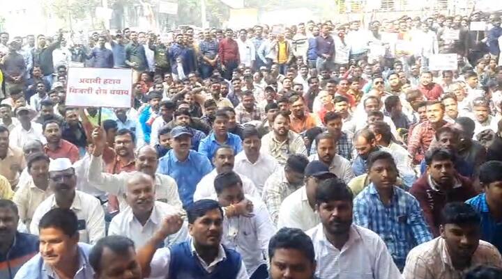 हजारो आंदोलन एकत्र येत घोषणाबाजी करत आहेत.