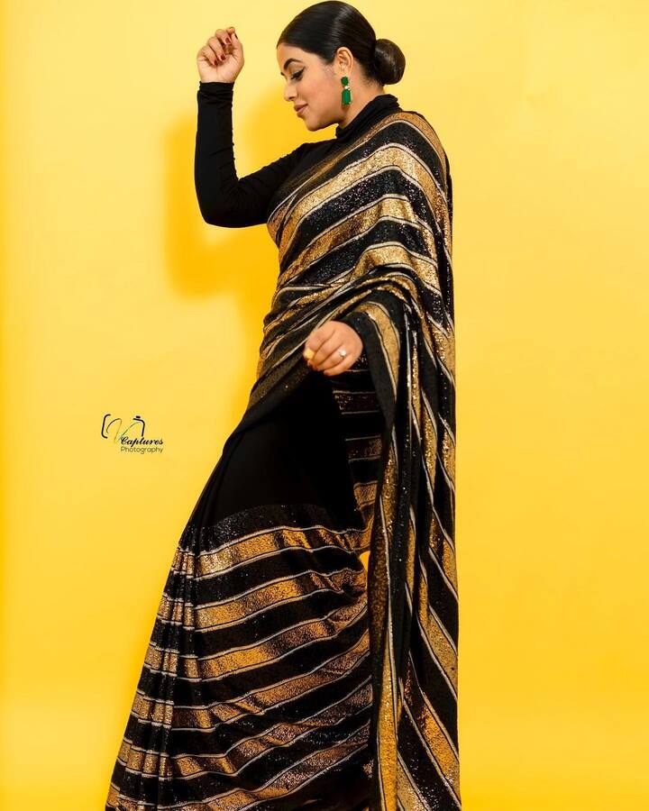 తను తల్లి కాబోతున్నా అంటూ ఈ కొత్త ఏడాదిలో గుడ్ న్యూస్ ని తన అభిమానులతో పంచుకుంది. Image Credit: Shamna Khasim/Instagram