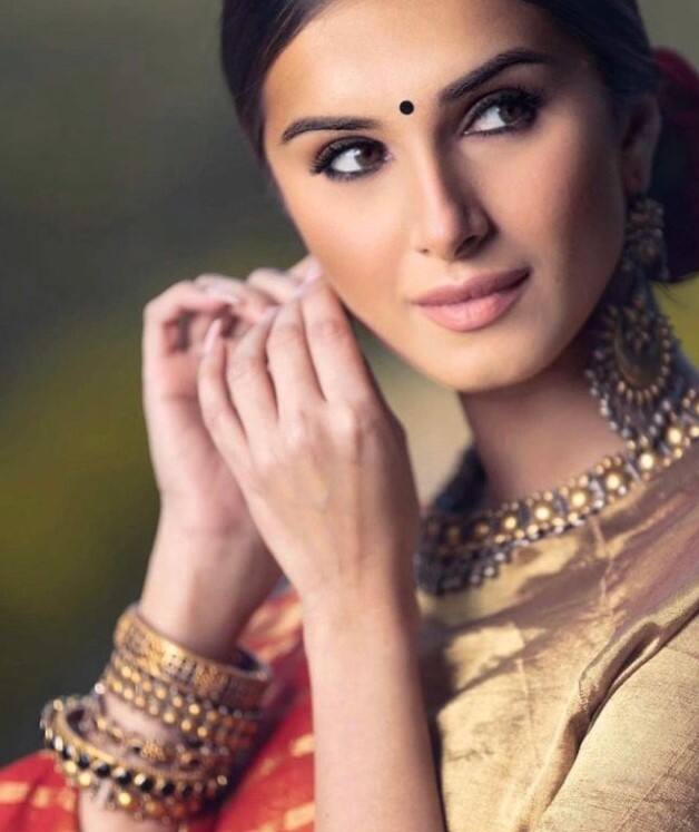 बता दें कि हाल ही में तारा सुतारिया के आदर जैन से ब्रेकअप की खबरें भी आई थीं. ईटाइम्स के साथ बात करते हुए सूत्र ने कहा कि, तारा और आदर ने आपसी सहमति से एक दूसरे से दूर होने का फैसला किया है. ब्रेकअप के बाद भी दोनों दोस्त बने रहेंगे और एक-दूसरे का ख्याल भी रखेंगे. हालांकि अभी तक इस खबर पर तारा और आदर में से किसी ने कोई ऑफिशियल बयान दिया है. (इंस्टाग्राम/tarasutaria)