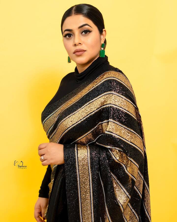 నాని నటిస్తున్న దసరా సినిమాలో నెగటివ్ రోల్ చేస్తోంది. Image Credit: Shamna Khasim/Instagram
