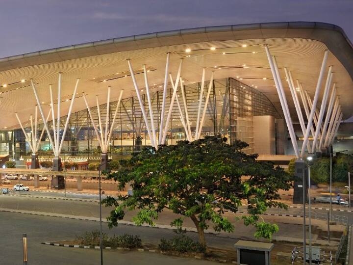 Passenger hiding foreign currency worth Rs 64L in trolley handles held at New Delhi airport டிராலி பேக் கைப்பிடிகளில் ரூ.64 லட்சம் மதிப்பிலான வெளிநாட்டுப் பணம்: ஏர்போர்ட்டில் பயணி சிக்கியது எப்படி?