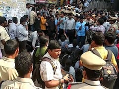 జీతాల పెంపు కోసం రెండోరోజూ మెట్రో సిబ్బంది ధర్నా, ఇప్పుడు ఇస్తున్నదెంత? డిమాండ్ చేస్తున్నదెంత?