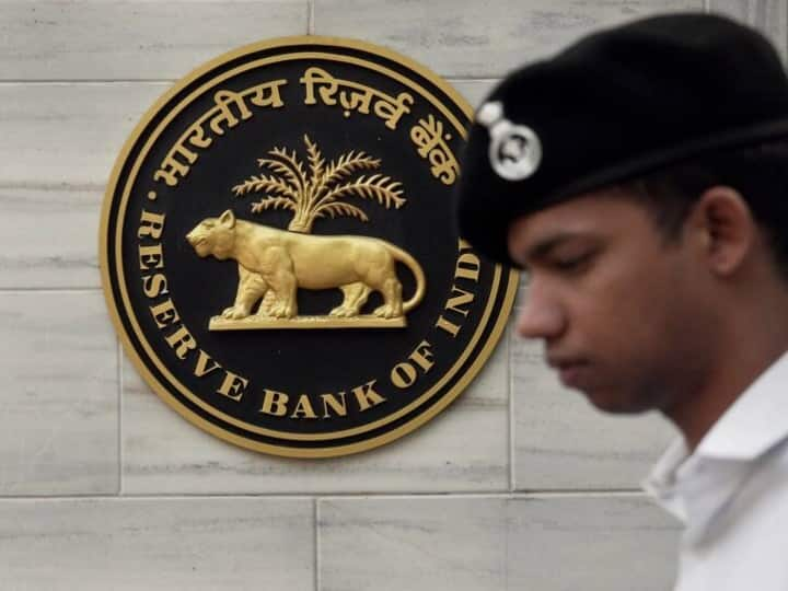 RBI imposed penalty on Four co operative Bank due to rule violations RBI: रिजर्व बैंक ऑफ इंडिया ने इन चार बैंकों पर लगाया जुर्माना, जानें ग्राहकों पर क्या होगा असर? 