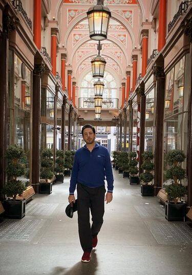 ਉਨ੍ਹਾਂ ਦਾ ਜਨਮ ਗੁਰਦੇਵ ਸਿੰਘ ਅਤੇ ਤੇਜ ਕੌਰ ਦੇ ਘਰ ਹੋਈਆ ਸੀ। ਗੁਰਦਾਸ ਮਾਨ ਪੰਜਾਬੀ ਫ਼ਿਲਮੀ ਗੀਤਾਂ ਦੇ ਨਾਲ-ਨਾਲ ਹਿੰਦੀ ਫ਼ਿਲਮੀ ਗੀਤਾਂ ਲਈ ਵੀ ਜਾਣਿਆ ਜਾਂਦਾ ਹੈ। 1980 'ਚ 'ਦਿਲ ਦਾ ਮਮਲਾ ਹੈ' ਗੀਤ ਨਾਲ ਉਸ ਨੇ ਆਪਣੀ ਪਛਾਣ ਬਣਾਈ।