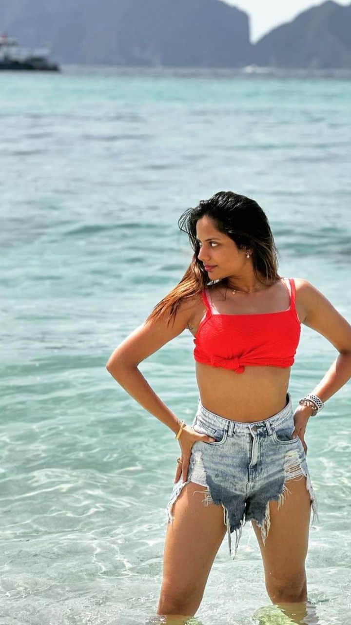 கடற்கரையில் எடுத்துக்கொண்ட புகைப்படங்களில் க்யூட்டாக போஸ் கொடுக்கிறார் ஐஸ்!