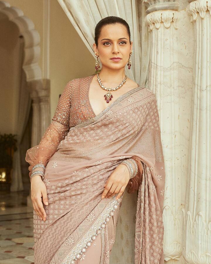 बॉलीवुड की क्वीन कही जाने वाली कंगना रनौत शुरुआत में अंग्रेजी बोलने में एवरेज थीं, लेकिन समय के साथ उन्होंने न सिर्फ अंग्रेजी पर अपनी पकड़ बनाई बल्कि फ्रेंच भाषा का भी ज्ञान हासिल किया.