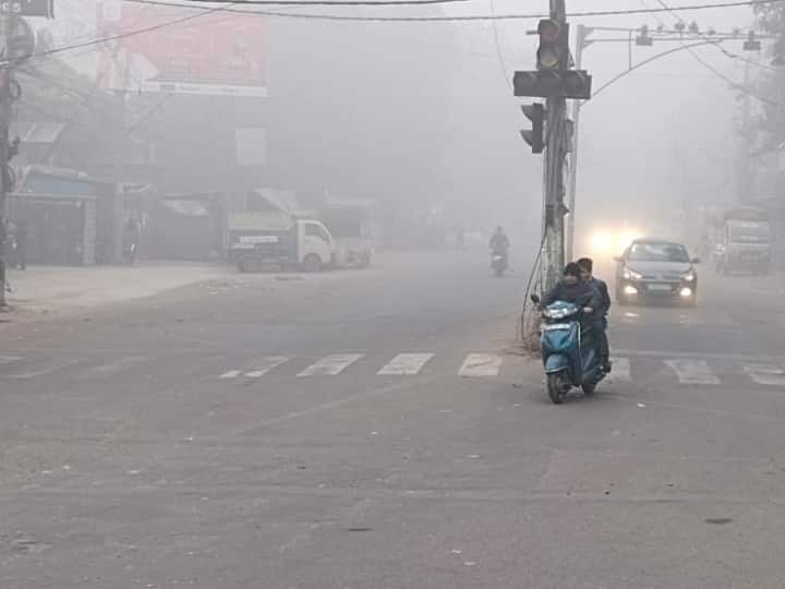 UP Weather Update News Today 4 Jaunary 2023 IMD Red Alert of Cold Wave Lucknow Prayagraj Kanpur Noida Ghaziabad Varanasi Gorakhpur UP Weather Update: यूपी के इन 60 जिलों में रेड अलर्ट, घने कोहरे और शीतलहर के साथ कोल्ड डे की चेतावनी