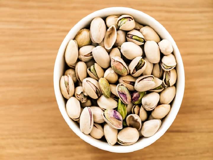 Pistachios are wonderful in strengthening immunity, start eating them from today itself in winters.