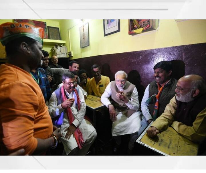मोदींच्या वाराणसी दौऱ्याचा हा फोटो आहे. एका छोट्या हॉटेलमध्ये बसून पंतप्रधान चहा पिताना दिसत आहे.