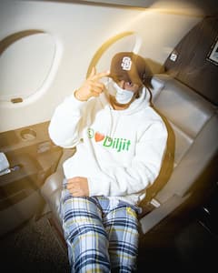 Diljit Dosanjh Photos: प्राइवेट जैट में ब्रेकफास्ट एंजॉय करते नजर आए पॉपुलर सिंगर दिलजीत दोसांझ, ‘चमकीला’ का लुक हुआ वायरल