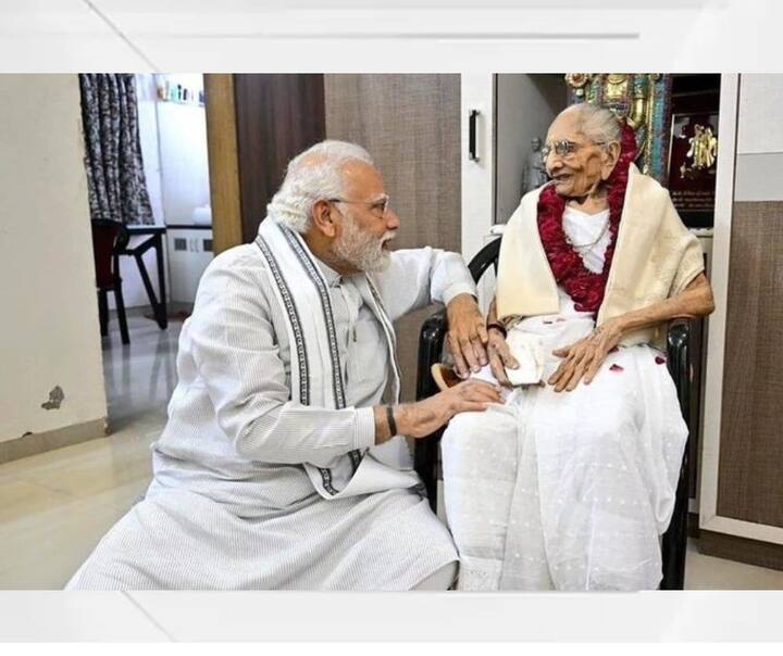हा फोटो पंतप्रधान नरेंद्र मोदी यांच्या आई हिराबा यांच्या वाढदिवसाचा आहे. मोदी आईच्या वाढदिवशी त्यांना भेटायला गेले होते. काही दिवसांपूर्वी हिराबा यांचे 100 व्या वर्षी निधन झाले आहे.