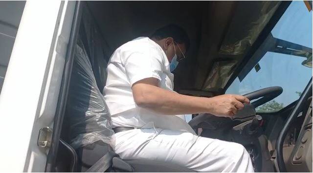 भास्कर जाधव यांनी आज मुंबई-गोवा महामार्गावर ट्रक चालवला. त्यांनी सात किलोमीटर अंतरापर्यंत ट्रक चालवण्याचा मनमुराद आनंद लुटला.
