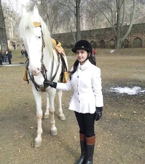 ઉલ્લેખનીય છે કે, તુનિષાએ બાળ કલાકાર તરીકે ફિલ્મોમાં પગ મૂક્યો હતો. તેણે 'ફિતૂર', 'દબંગ 3', 'બાર બાર દેખો' જેવી ફિલ્મોમાં કામ કર્યું છે.