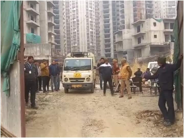 Greater Noida: ग्रेटर नोएडा की सोसाइटी में दिखा तेंदुआ, पूरी रात चला रेस्क्यू ऑपरेशन, अभी भी पकड़ से बाहर greater noida a leopard was seen in ajnala le garden society rescue operation continues ann Greater Noida: ग्रेटर नोएडा की सोसाइटी में दिखा तेंदुआ, पूरी रात चला रेस्क्यू ऑपरेशन, अभी भी पकड़ से बाहर