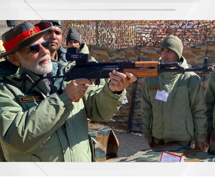 पंतप्रधान नरेंद्र मोदी यांच्या कारगिल दौऱ्याचे फोटो व्हायरल झाले होते.