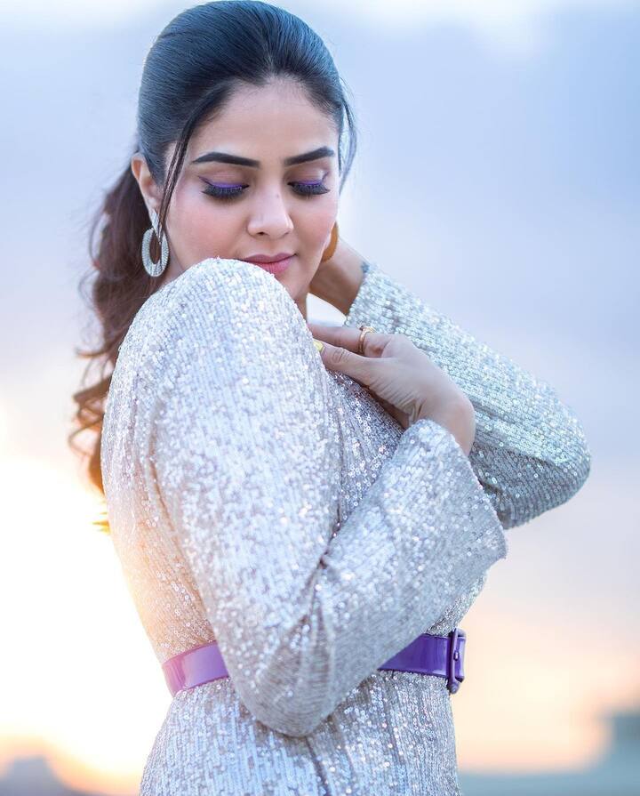 నేను శైలజ, జెంటిల్మెన్, జులాయి, మ్యాస్ట్రో సినిమాల్లో నటించి మెప్పించింది. Image Credit: Sreemukhi/Instagram