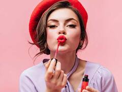 जिस लिपस्टिक के बिना आपका मेकअप अधूरा रहता है क्या आप जानती हैं वो लिपस्टिक कैसे बनती है?