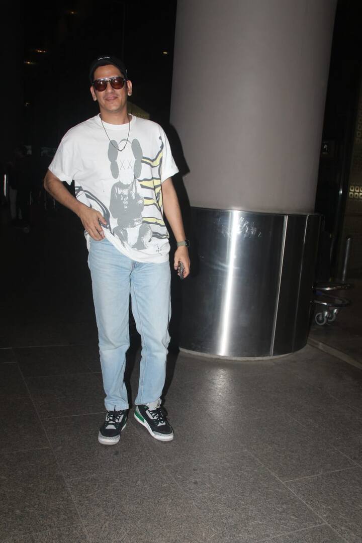 हालांकि दोनों ने एयरपोर्ट से साथ में बाहर निकलना अवॉयड किया और एक दूसरे के साथ पोज देने से भी परहेज करते दिखे.