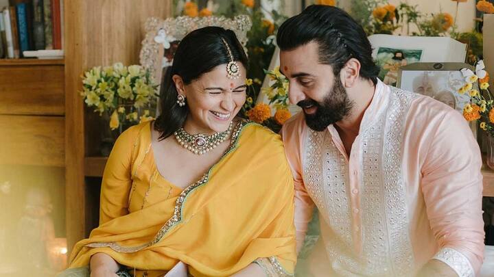 आलीशान घर - इसके अलावा रणबीर कपूर के पास मुंबई में खुद का एक आलीशान घर भी है. जिसकी कीमत करीब 16 करोड़ रुपए है. वहीं जिस घर में रणबीर ने आलिया के साथ शादी की थी उसकी कीमत 35 करोड़ रुपए है.