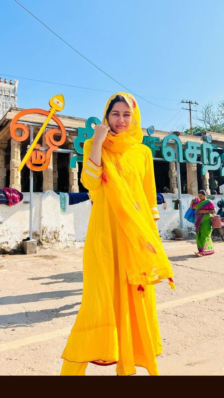 அரோகரா...பழனி முருகன் கோயிலில் தரிசனம் செய்த நடிகை மிர்னாலினி ரவி !