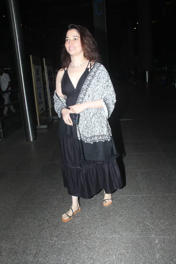 गोवा में नए साल का जश्न मनाकर तमन्ना भाटिया मुंबई वापस लौट आई हैं. एक्ट्रेस को एयरपोर्ट पर स्पॉट किया गया.