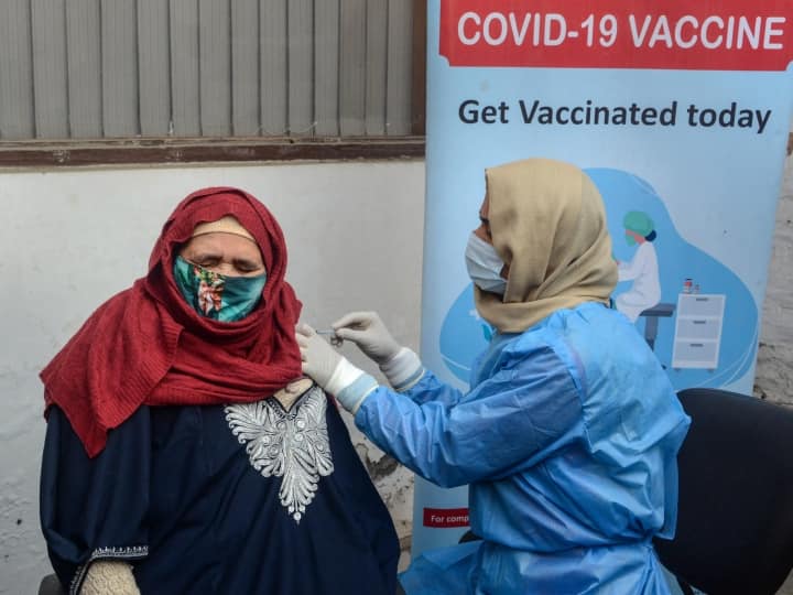 Lucknow Uttar Pradesh Coronavirus vaccine precautionary dose government centers Deputy CM Brajesh Pathak said Covid Vaccination: लखनऊ के सरकारी केंद्रों पर वैक्सीन लगवाने जाएंगे तो लौटना पड़ेगा वापस, ये है वजह